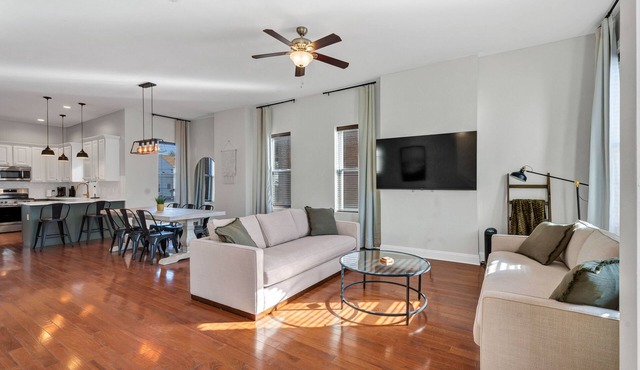 Spacious 5-bedroom house in Downtown Saint Louis with free Parking and Yard.