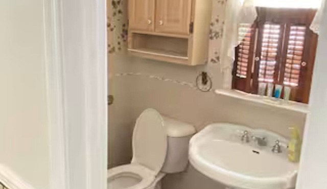 Spacious 5-bedroom house with hot tub and pool