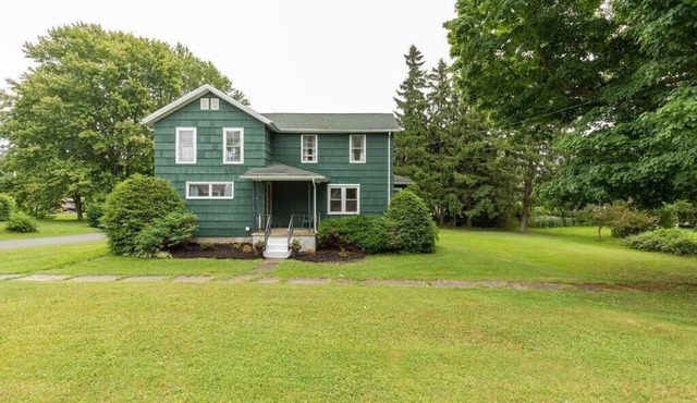 Spacious 5-bedroom house, WiFi, AC, 1 block from Lake & Main St.