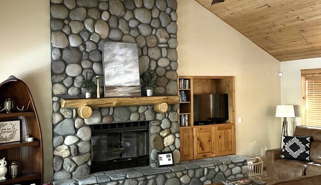 Spacious 5-bedroom house with AC, WiFi, SHARC passes in beautiful Sunriver!