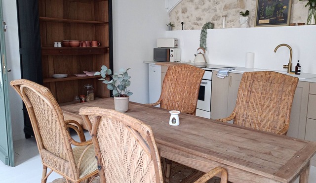 Spacious 5-bedroom house with AC and WiFi in enchanting Fronsac