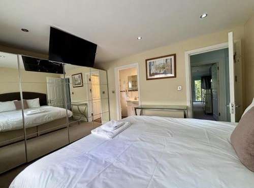 Spacious 5-Bedroom House in Ascot