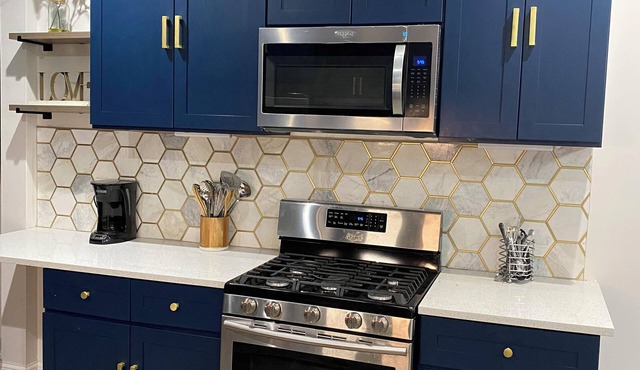 Spacious 5-bedroom house with AC, WiFi in amazing Chicago