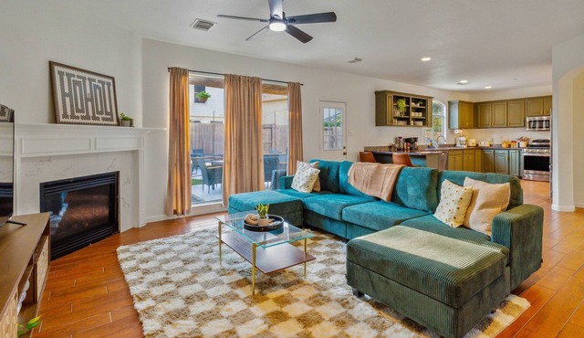 Spacious 5-bedroom house in charming Cypress - Hot Tub - Game Tables - Office