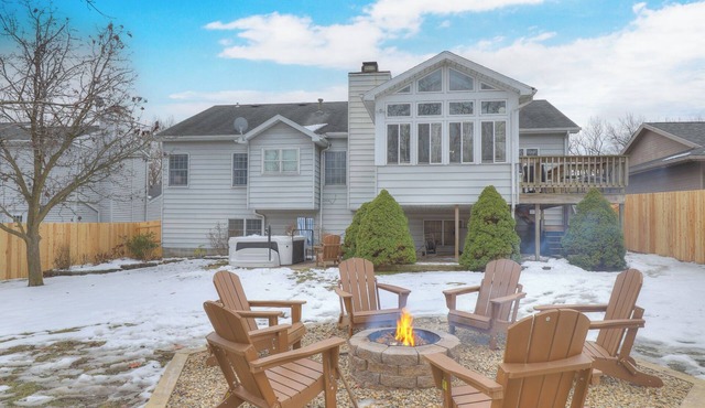 Spacious 5-bedroom House, Hot Tub, Firepit, Game Rooms, Theater Room and More!