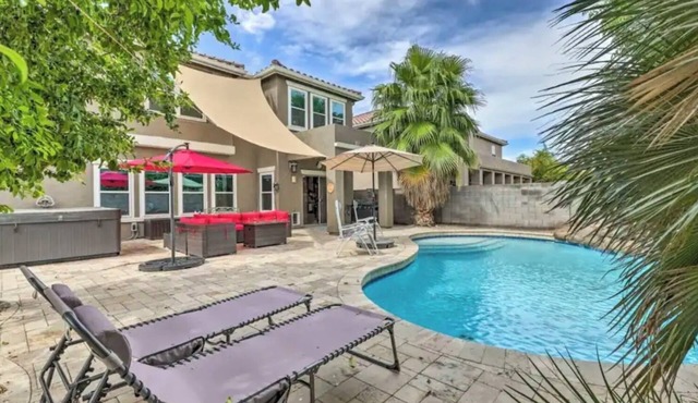 Spacious 5-bedroom house w/Heated Pool, Hot Tub & Movies!