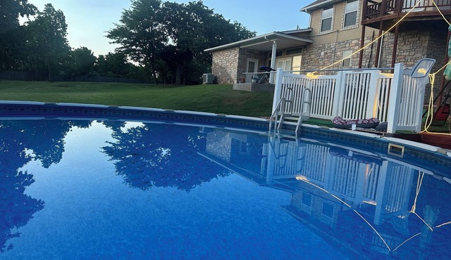 Spacious 5-bedroom house with swimming pool and AC, WiFi in beautiful Guthrie.