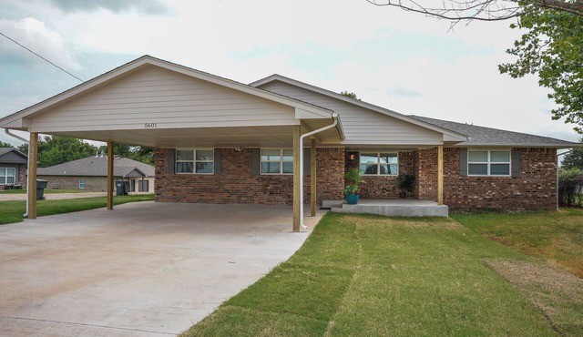 Spacious 5-bedroom house with covered parking and private backyard in Guthrie.