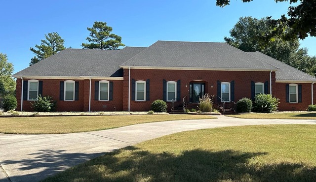 Spacious 5-bedroom house w/fitness room, WiFi. Just like home away from home!