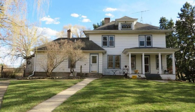 Spacious 5-bedroom house in charming Kenosha with AC, WiFi