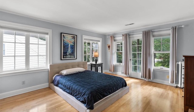 Spacious 5-bedroom house in University Heights/Camp Randall w/3.5 bathrooms