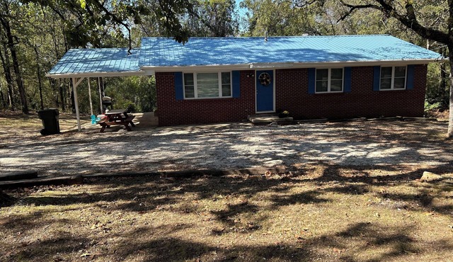 Spacious 5-bedroom house on quiet deadend road in Malvern with AC, WiFi