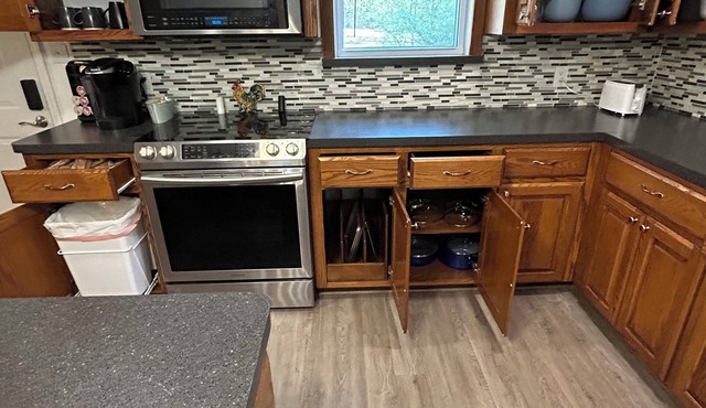Spacious 5-bedroom house on quiet dead end road with AC, WiFi