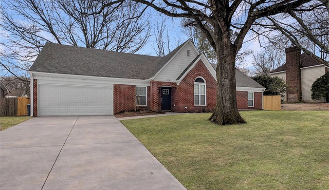 Spacious 5-bedroom house Cordova with large screened in porch and game room!