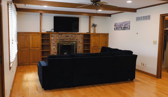 Spacious 5-bedroom house in fabulous Norwalk close to many attractions!