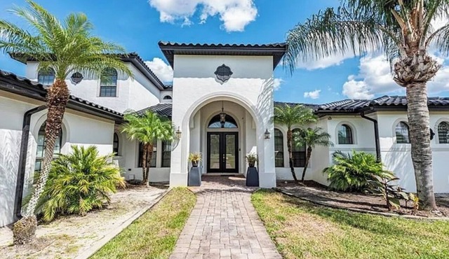 Spacious 5-bedroom house in marvelous Orlando with WiFi, AC