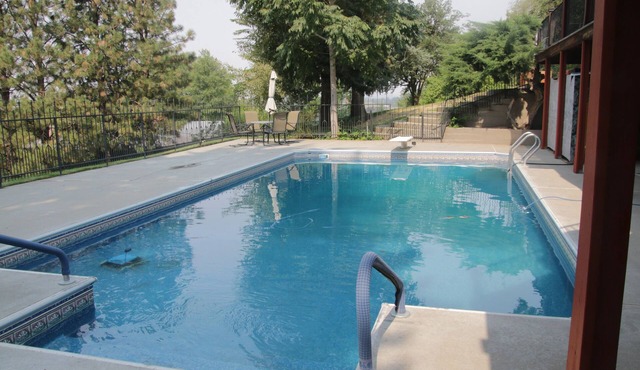 Spacious 5-bedroom house in lovely Payette with WiFi, AC, fitness room, pool.