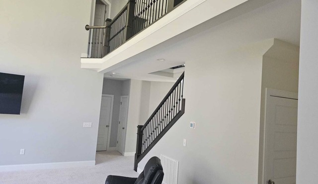 Spacious 5-bedroom house in delightful North Raleigh with AC, WiFi.