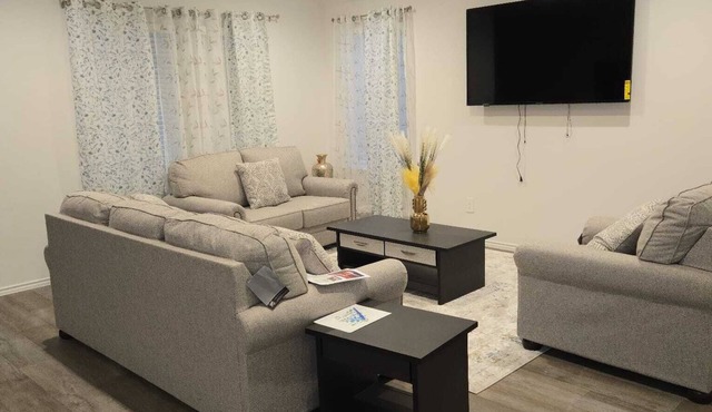 Spacious 5-bedroom house with WiFi and AC in charming Richmond.