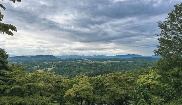 Spacious 5-bedroom house in Roanoke perfect for families with mountain views