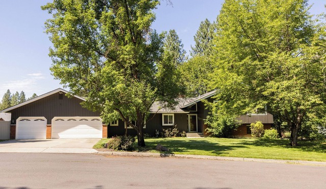 Spacious 5-bedroom house in North Spokane with Hot tub & game room.