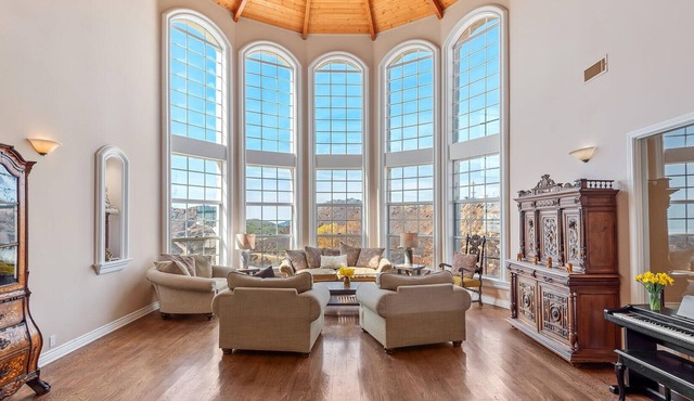 Spacious 5-bedroom house with ocean views - 20 min from Malibu Beach