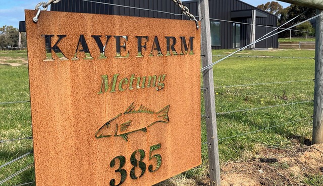 Spacious 5 bedroom house with spa in Metung. Perfect for two families.