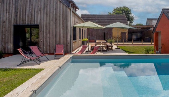 Spacious 5-Bedroom House with Private Pool, Games Room, and Terrace in Changé