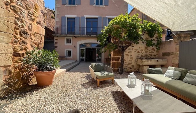 Spacious 5-bedroom house with AC, WiFi in welcoming Cruzy