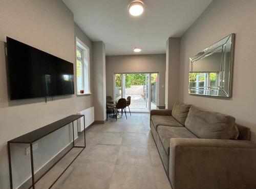 Spacious 5 Bedroom House in Acton Sleeps 10