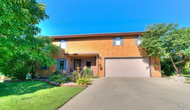 Spacious 5-bedroom house in enchanting Ames with Wi-Fi, Close to the Action!