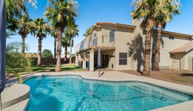 Spacious 5-bedroom house in Charming Mesa with Sparkling Heated Pool