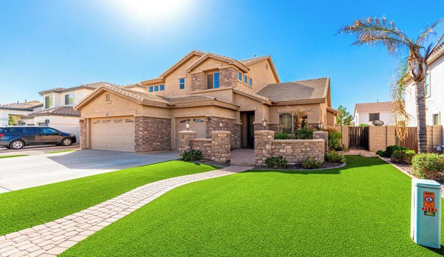 Spacious 5-bedroom house in E Mesa {pool+spa+putting green+foosball-sleeps 14}