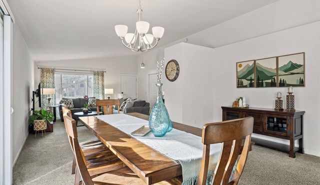 Spacious 5-bedroom house steps away from Mt. Rose & Lake Tahoe in charming Reno!