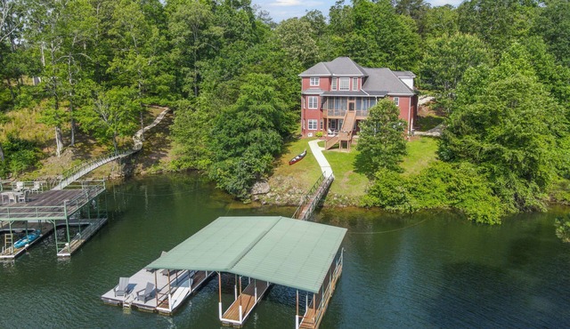 Spacious 5-bedroom house with dock,swim platform,2 SUPs,& canoe in quaint Arley