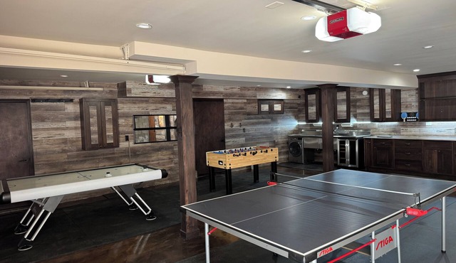 Spacious 5-bedroom house in Arnold with a game room and hot tub