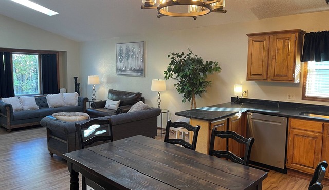 Spacious 5-bedroom house with WiFi, AC in charming Arvada