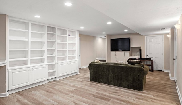 Spacious 5-bedroom house in amazing Aurora with WiFi, AC