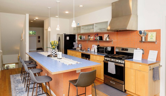 Spacious 5-Bedroom house in Austin w/WiFi, AC, attached baths, 10 mins from DT.