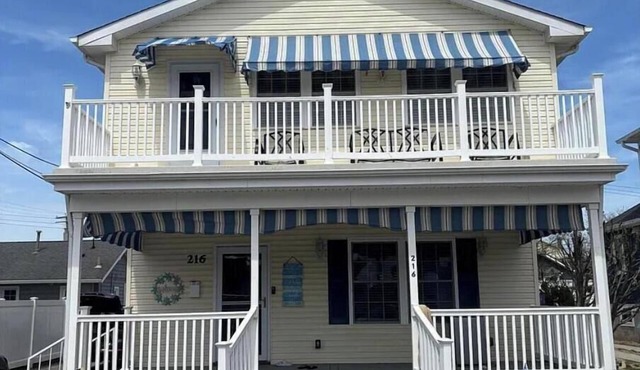 Spacious 5-bedroom house in beautiful Belmar w/WiFi. 2 blocks from the beach!