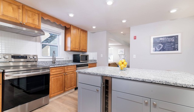 Spacious 5-bedroom house with AC, WiFi and parking in Boston