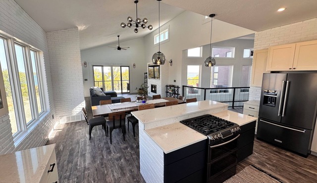 Spacious 5-Bedroom House on Lake McConaughey – Lake front, WiFi, AC