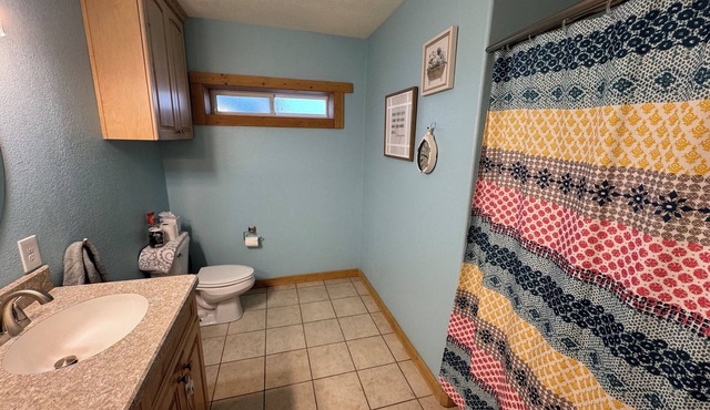 Spacious 5-bedroom house in charming Cowley with AC and a view of the Pryor Mtns