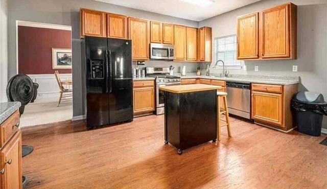 Spacious 5-bedroom house in adorable Dallas with AC, WiFi