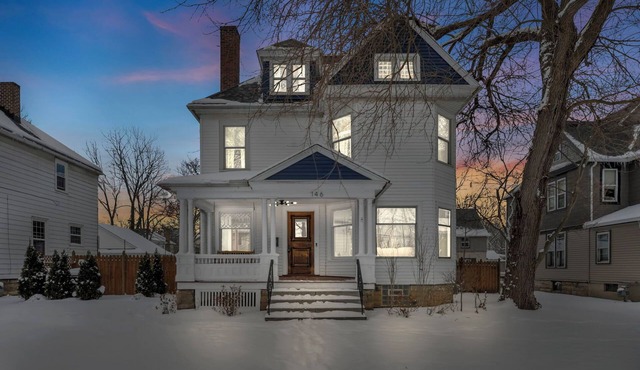 Spacious 5-bedroom house with parking and everything you need in charming Elyria