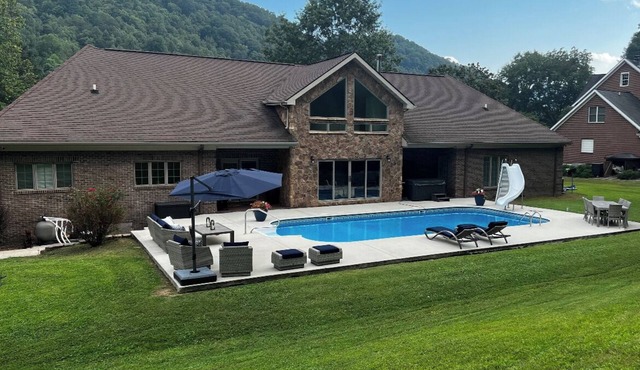 Spacious 5-bedroom house in historic Harlan! In-ground Pool/Hot Tub/Game Room