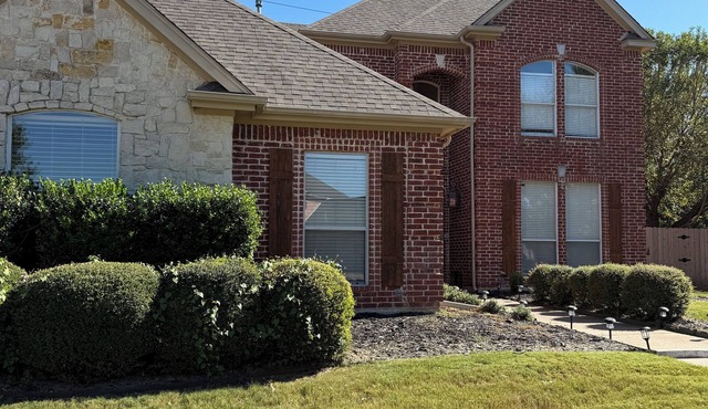 Spacious 5-bedroom house, SAFE and quiet neighborhood right next to the trail