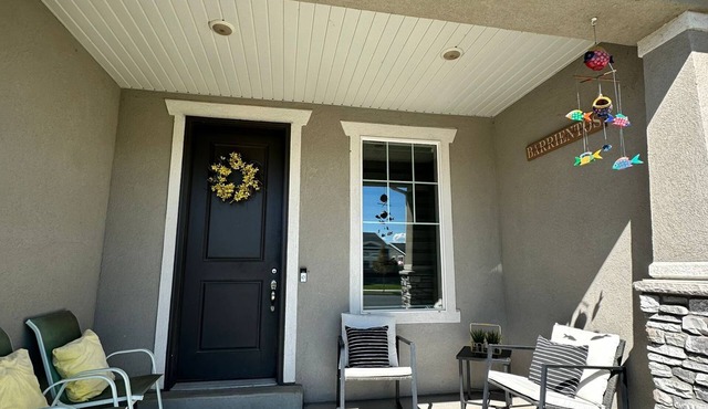 Spacious 5-bedroom house in fabulous Lindon inches away from I-15