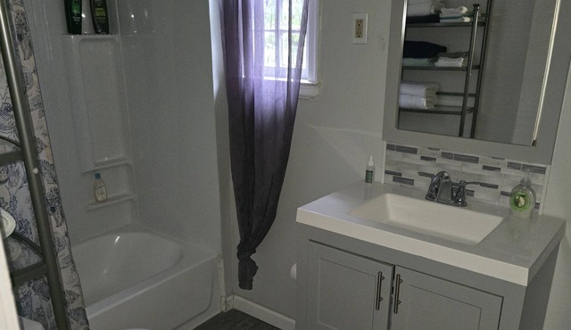 Spacious 5-bedroom house in peaceful Lorain with AC, WiFi