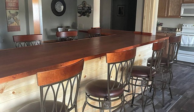 Spacious 5-bedroom house with WiFi, AC in charming Lynch